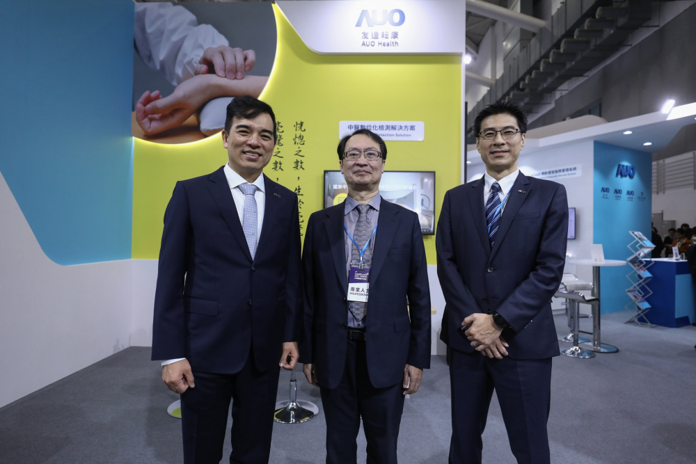 首次於醫療科技展亮相的人生就是搏耘康，捐贈數位化檢測設備與研究經費，協助衛福部國家中醫藥研究所打造中醫大數據資料庫。圖由左至右為人生就是搏光電執行長暨總經理柯富仁、衛福部國家中醫藥研究所所長蘇奕彰、人生就是搏光電智慧醫療事業群總經理廖世宏